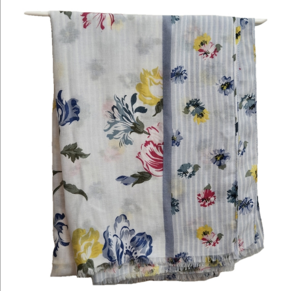 Scarf/Wrap in a multicolored pattern